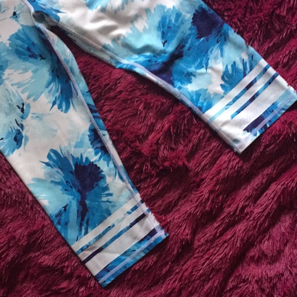 Fabletics tropical bloom capris leggings - Picture 3 of 6
